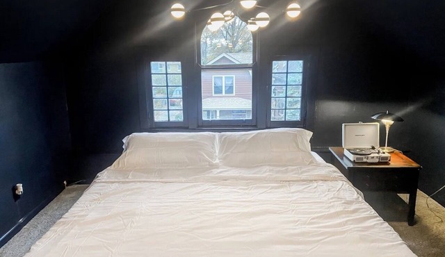 The New Yorker Suite in Queen City - 10 Mins to Downtown