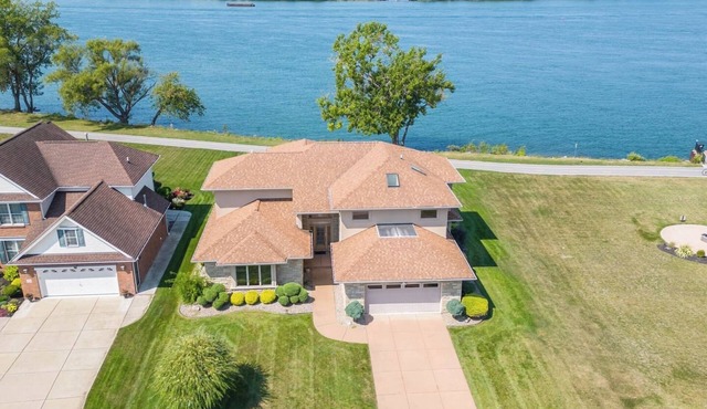 The Niagara Shores by Sul Lago