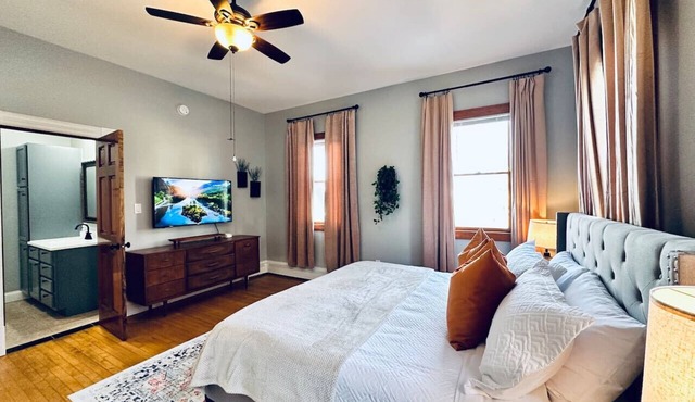 The Nininger 3 BR Apt - Walk to DT, Dog Friendly