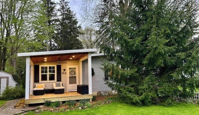 The Nook. Bright & Private. Walkable to downtown with fenced in yard & hot tub