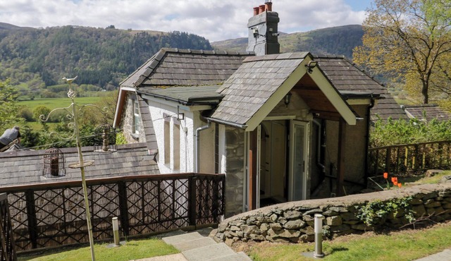 THE NOOK, country holiday cottage, with a garden in Maenan