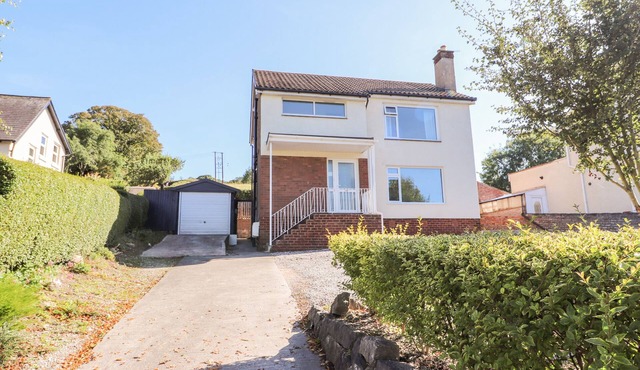 THE NOOK, family friendly, country holiday cottage in Colwyn Bay