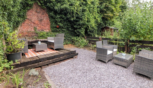 THE NOOK, family friendly, character holiday cottage in Leek