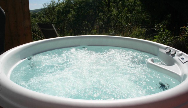 The Nook - Farm Park Stay with Hot Tub, BBQ & Fire Pit