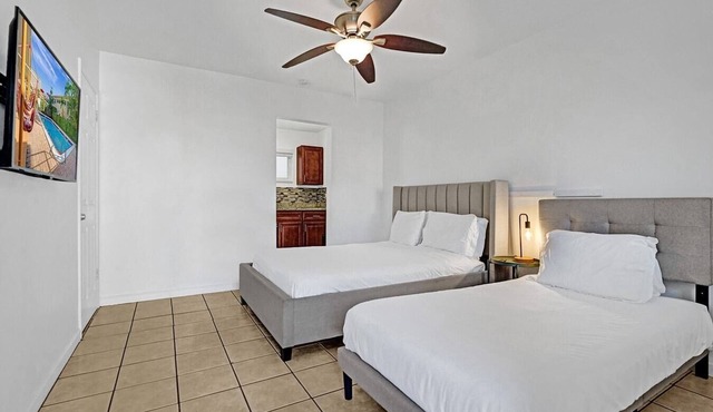 The Nook, Hollywood, few steps away from the Beach, with pool and FREE PARKING!