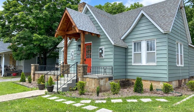 The Nook on Main ~ Walk to restaurants and shops!