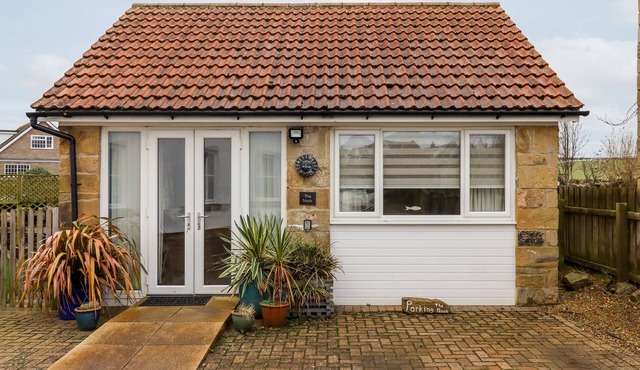 THE NOOK, pet friendly, with a garden in Seahouses