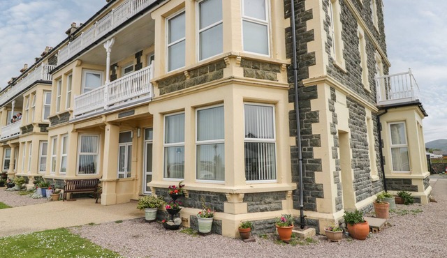 THE NOOK, pet friendly, country holiday cottage in Tywyn