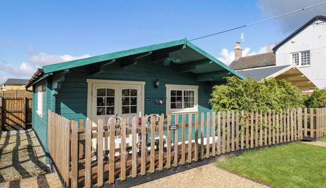 THE NOOK, pet friendly, with a garden in Royal Wootton Bassett