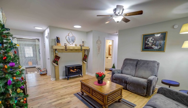 The Norris House - Bright and Cheery Bungalow that is Pet Friendly