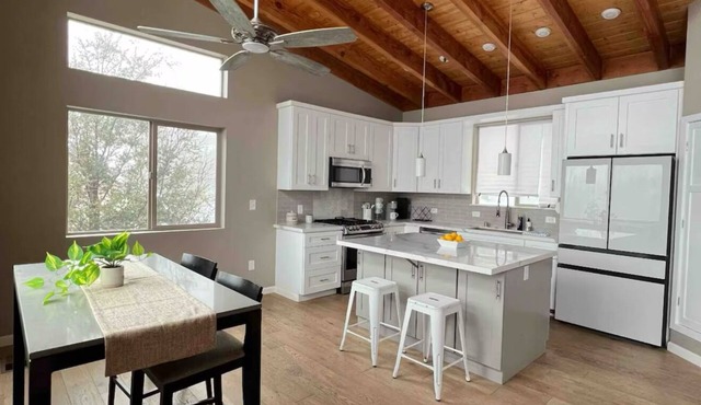 The North Peak Retreat - Mountain Modern! Views, Gym, Pet Friendly