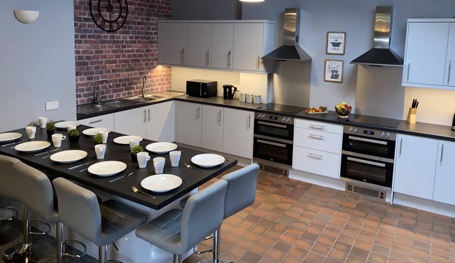 The North West Contractors Base - 9 Bedroom - EV Charging