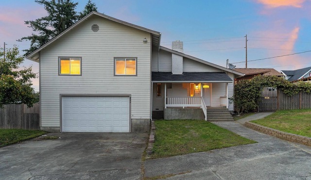 The NorthWest Vibes 6bd/3ba w/GameRoom Covered String Light Deck w/BBQ&Firepit