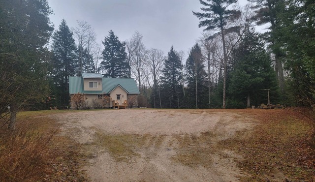 The Norwegian Woods Cabin 35 min from Pictured Rocks on the Manistique River