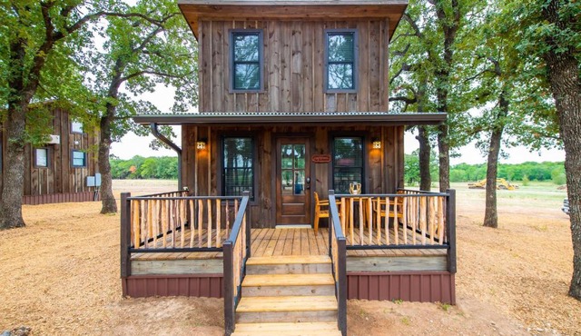 The Nuthatch Cabin 15 MIN to Magnolia Baylor