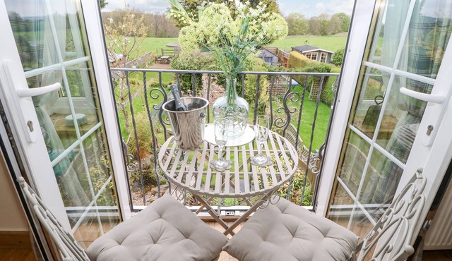 THE NUTSHELL, pet friendly, with a garden in Chester-Le-Street