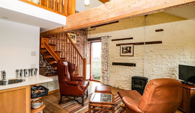 THE NUTSHELL, pet friendly, character holiday cottage in Monmouth