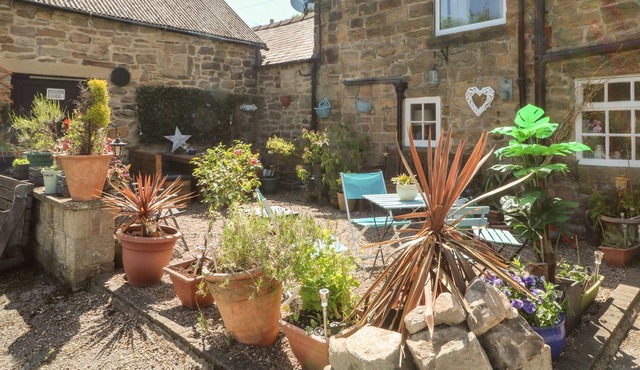 THE OAK APARTMENT, pet friendly, character holiday cottage in Tansley