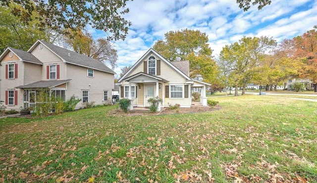 The Oak Cottage- Charming Downtown Retreat in the Heart of Siloam Springs