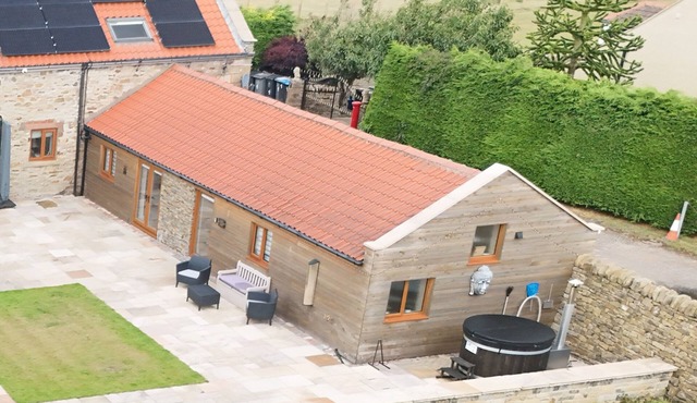 The Oak, Country Home, Sleeps 4 with Hot Tub