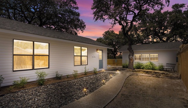 The Oak Haus ~ TX Hill Country escape with hot tub and game room!