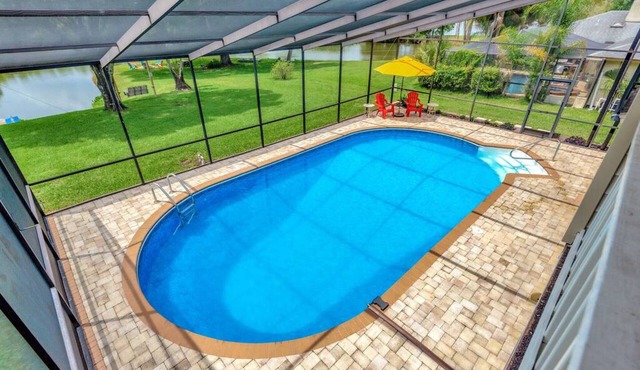 The Oak house. HEATED Pool. Waterfront. Fire pit. Swings