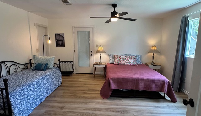The Oak House with lake view. E. Tx , Tyler,Canton, Athens, areas. Private lake.