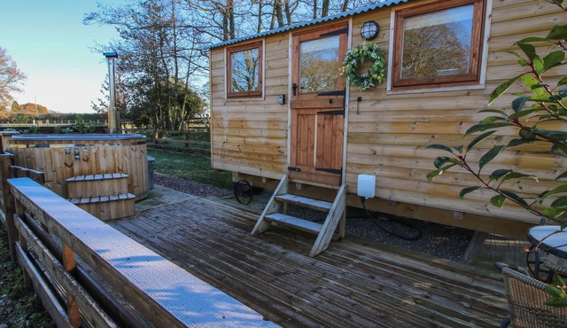 THE OAK HUT, pet friendly, with hot tub in Whitchurch