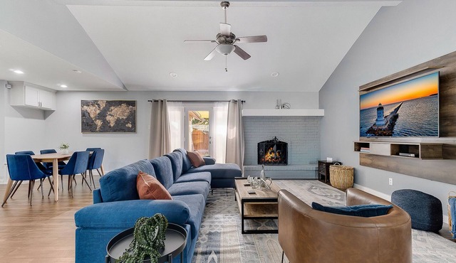 The Oak | King Bed & HUGE Backyard