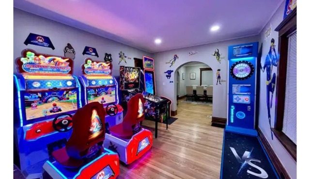 The Oak Park Game Room 15 minutes to Chicago Loop