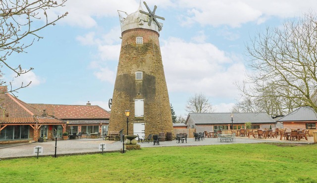 THE OAK ROOM - WINDMILL COUNTRY RETREATS, pet friendly in Buckminster