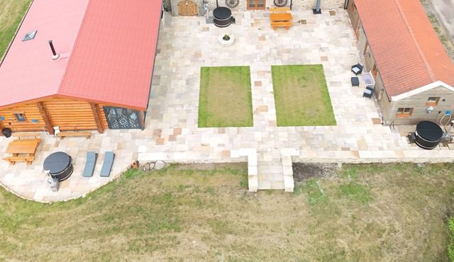 The Oak & The Log Cabin, Sleeps 10, 2 Hot Tubs