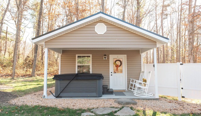 The Oak Tree House- Firepit, Hot Tub, Mountain Views!