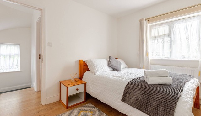 The Oakland, Spacious 3-Bed Flat with Fast WiFi, Free Parking & Self Check-In