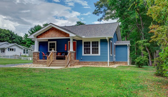 The Oakley House | Quaint, Cabin-Themed Home in Asheville | Close to the Biltmore Estate