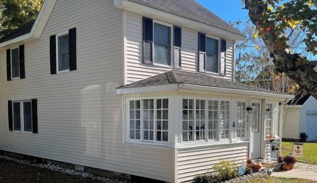 The Oaks - 2BR Island home close to town & shopping. Linens provided!