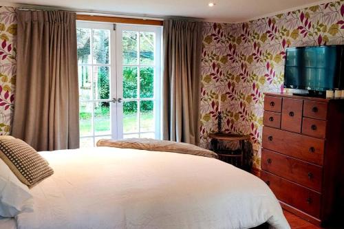 The Oaks- a beautifully appointed 1890s villa