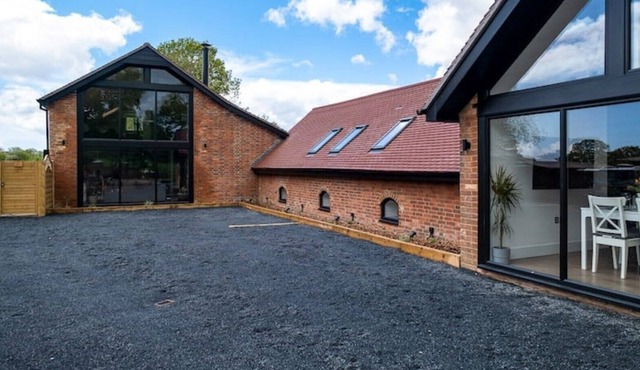 The Oaks Barns with Hot Tubs