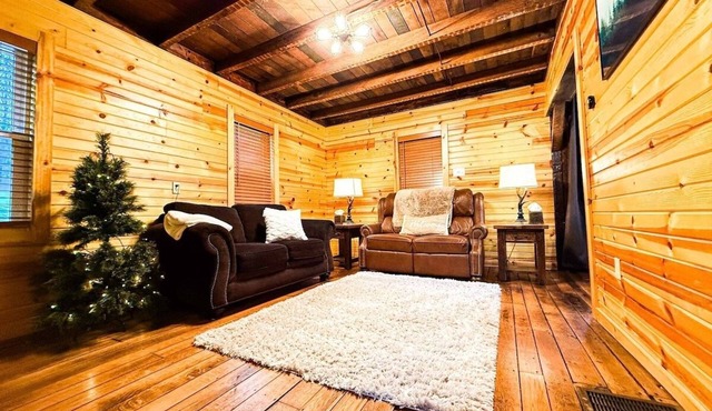 The Oaks | Cozy 1920s Farmhouse | Hot Tub