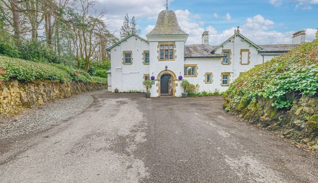 THE OAKS, family friendly, with hot tub in Bowness-On-Windermere