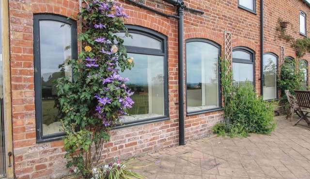 THE OAKS, family friendly, luxury holiday cottage in Cockshutt