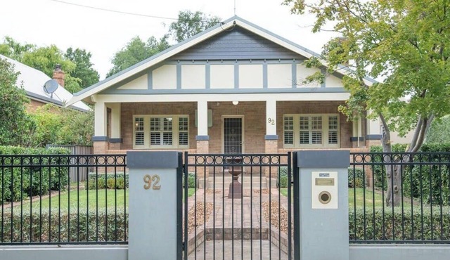 The Oaks on March - Stunning & Elegant CBD Home