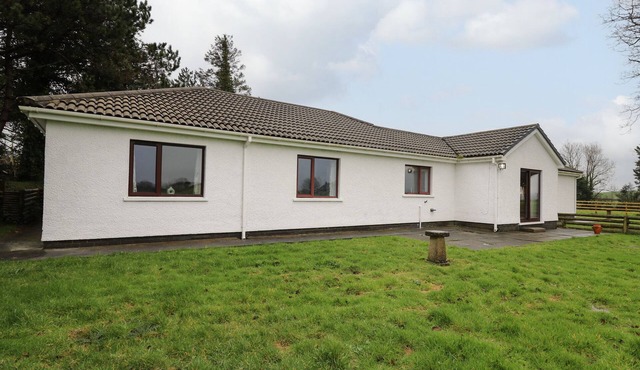 THE OAKS, pet friendly, with a garden in St Clears