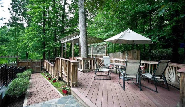 The Oaks Spacious Vacation Retreat: lovely, comfortable, park-setting 5 mi to DC