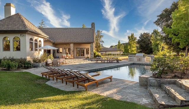 The Oaktree Estate by Fieldtrip | 7 Acre Private Resort with Lake, Pool & Vineyard