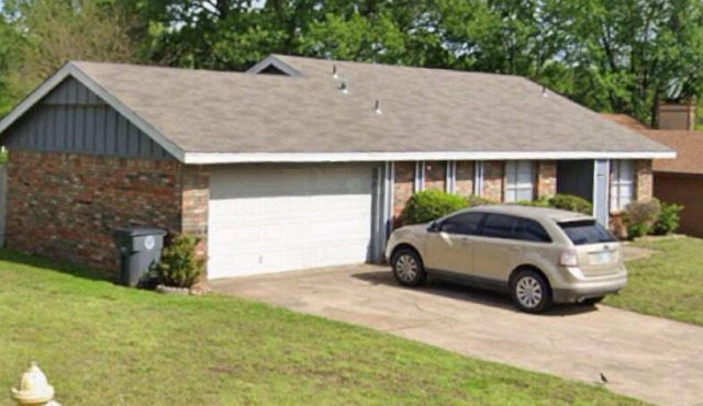 “The Oakwood” Sleeps 6! Quiet Area! Community Swimming Pool! Near Downtown BOK!