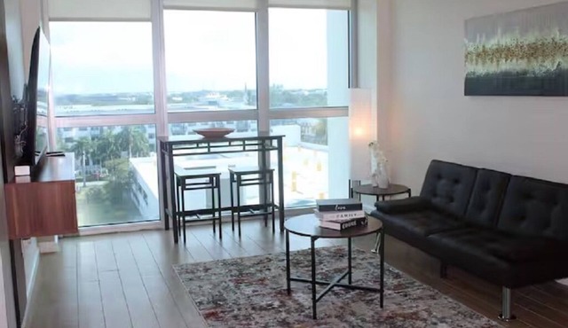 The Oasis Downtown Fort Myers/Pool View Retreat