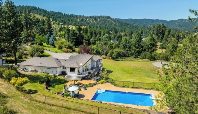 The Oasis- Gorgeous acreage home w/heated pool/hot tub. King beds.