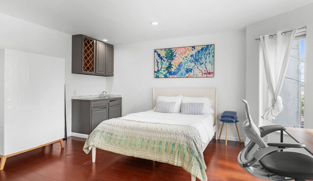 The Oasis: Gorgeous Room in Beautiful Home!