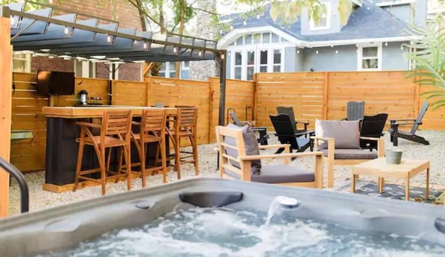 The Oasis- Hot tub&Walk to Bars